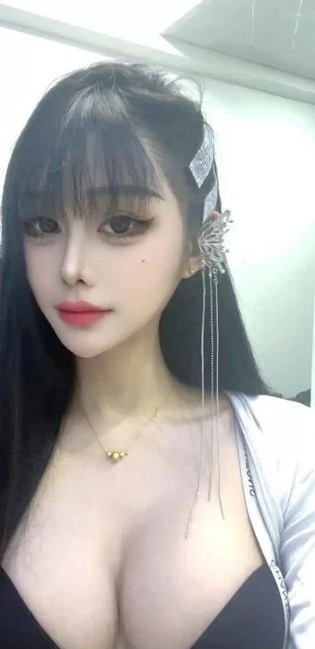 大眼睛大胸妹梦梦