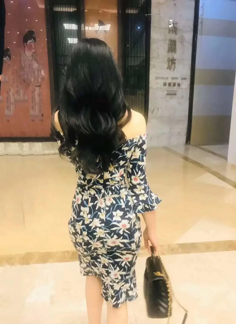 南宁高跟红唇诱惑女郎