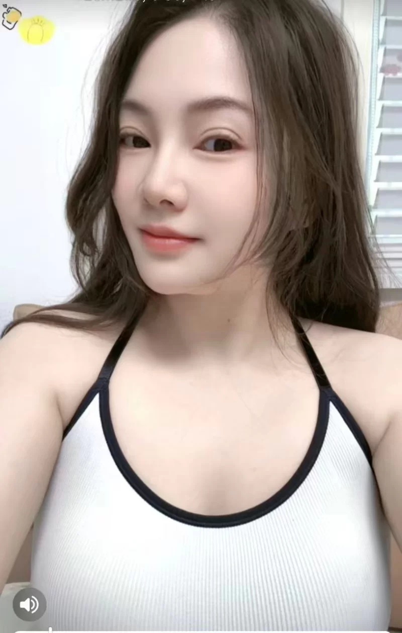 皮肤白皙颜值大胸嫩妹