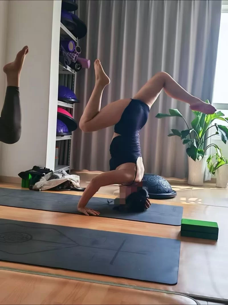 会倒立吃鸡的少妇