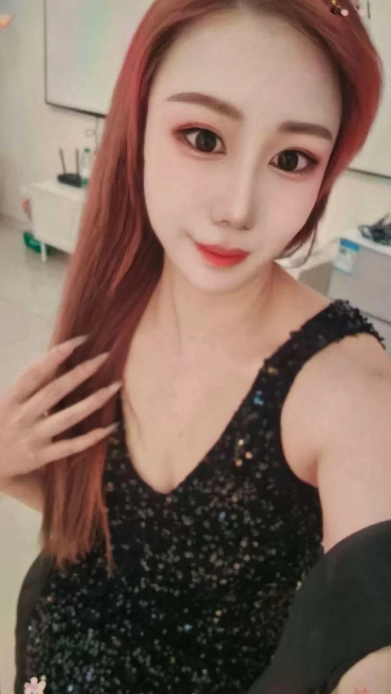 年轻大胸美女