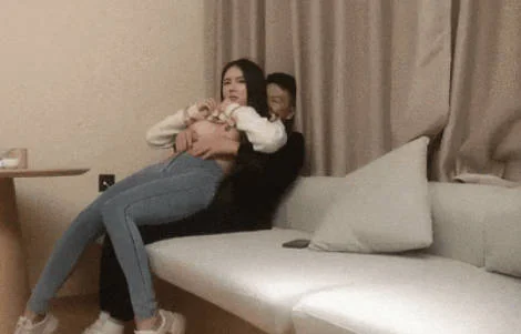 兼职车模真是骚，带着跳蛋自慰好陶醉，川妹子温柔如水让人沉迷