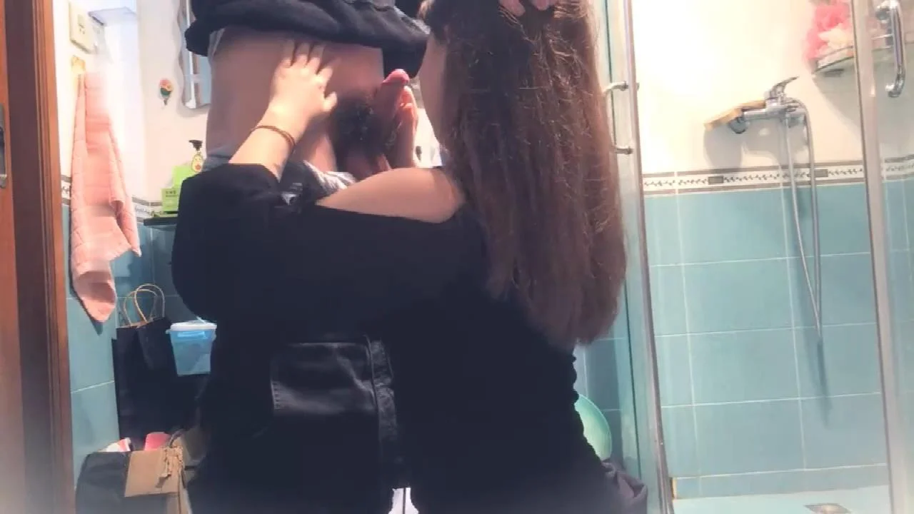 深夜楼凤家中赴约，漂亮小少妇温柔配合，老熟人扒下裙子暴插白嫩美臀