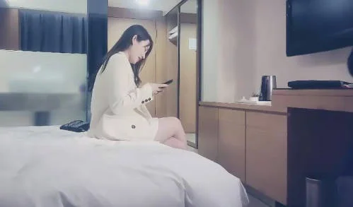 深夜笑起来甜美西装外围妹，撕开肉丝隔着内裤摸逼调情，舔逼特写口交69后入猛操颜射