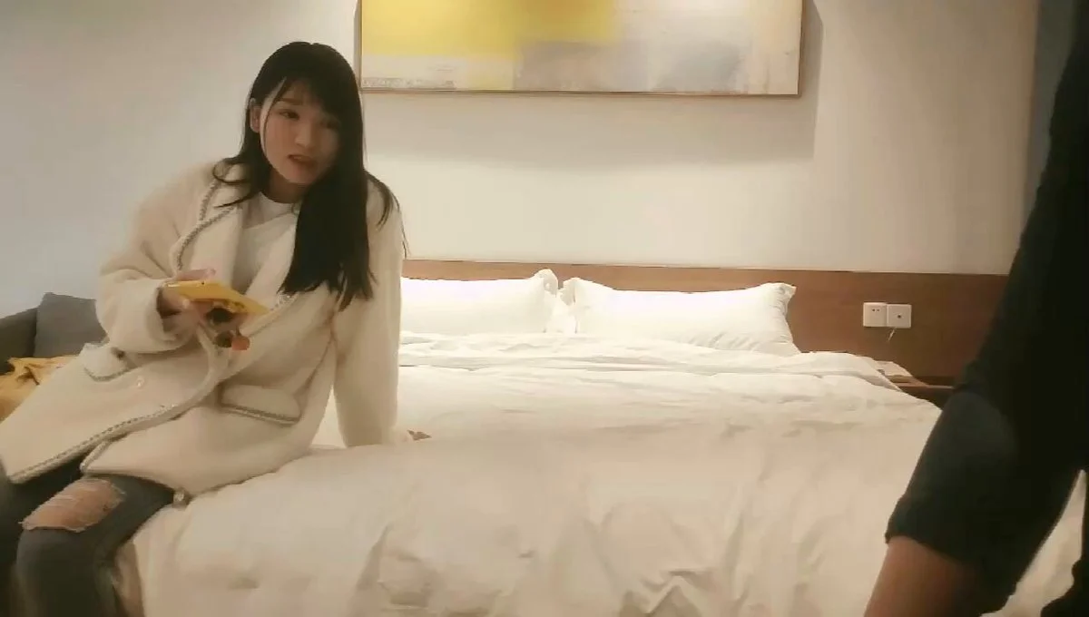 00后学生妹，清纯懵懂面对老江湖的大屌茫然无措，刚发育胴体让人欲罢不能