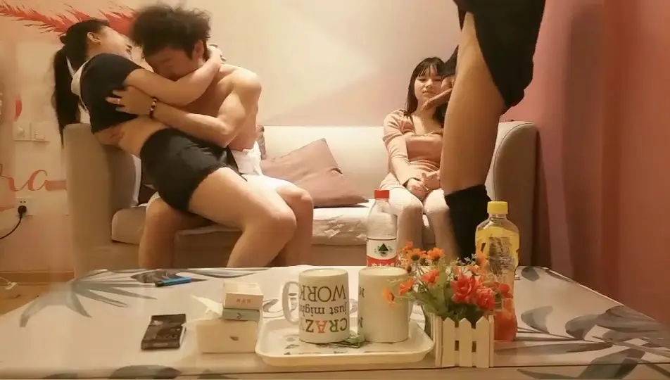 屌丝邀个朋友和姐妹花搞4P