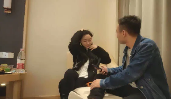 步宾探花深夜场约了个黑帽大耳环长腿妹子啪啪，舔弄摸奶调情特写口交后入抽插猛操