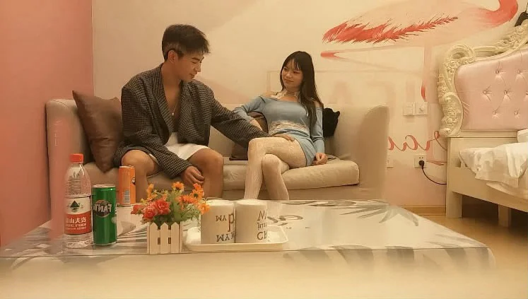 苗条小姐姐，小鲜肉嘘寒问暖还捶腿，啪啪完打情骂俏擦出火花，约炮须谨慎，小心成网红