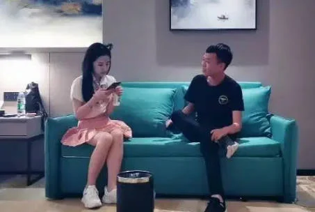 9总全国探花黄先生代班清纯妹子TP啪啪，穿上丝袜情趣装后入大力猛操，呻吟娇喘非常诱人