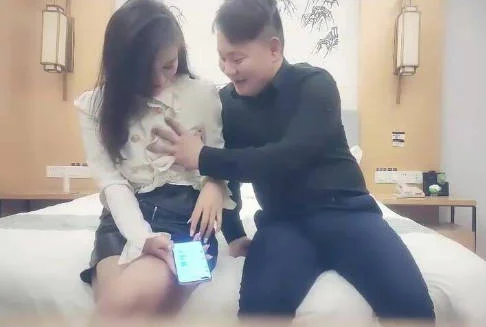 【赵总寻花】2021-4-20 黑色皮短裙外围妹子，逼毛修发型镜头前口交舔弄，双腿肩上扛猛操太厉害了妹子被操受不了