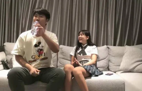 小宝寻花约了个童颜大奶萌妹子啪啪，JK装口交舔弄上位骑乘抽插猛操