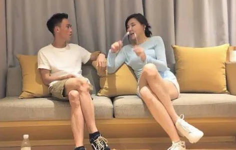 午夜寻花性感花臂纹身眼镜妹子，诱人身材甜奶口交上位骑坐猛操