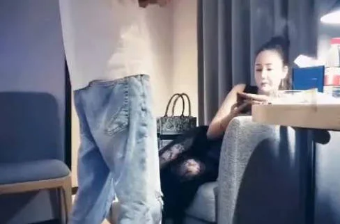高冷优雅熟女 就要用力过猛地干她，让她张大嘴巴享受的表情 太有满足感了