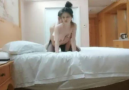 【91沈先森】小姐姐被逗得花枝乱颤，白嫩苗条黑丝主动，捂嘴后入别样性爱
