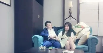 【赵总】1 深夜场可爱萌妹子，一线天肥逼长开双腿扣弄，抬腿侧入妹子捂着嘴不叫，打桩机快速抽插