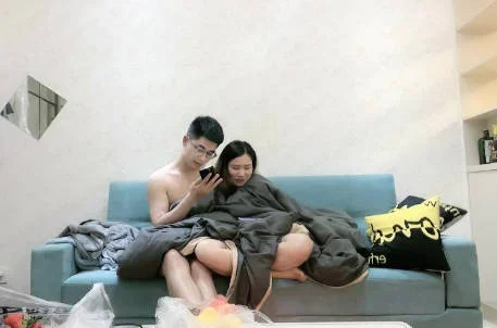 【白嫖】白嫩良家小姐姐，单纯懵懂做爱投入，娇小玲珑抱起来一点儿不费劲，超清【精华版】