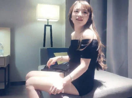 【极品探花-赵总寻花】2021.4.28，高端外围女神场，甜美温柔爱笑亲和力强，69舔穴淫荡尤物