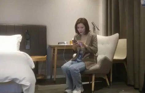 【雀儿满天飞37】成都外围女神，骚货健谈， 赞雀儿的实物好大 控制不住非常想舔