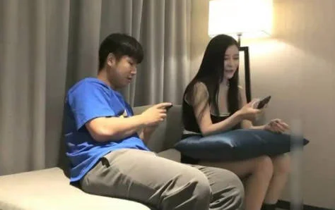 约高颜值白皙甜美御姐到酒店极品撩人风情坐在床上立马情欲沸腾硬邦邦压上去对准逼逼猛力轰击冲刺