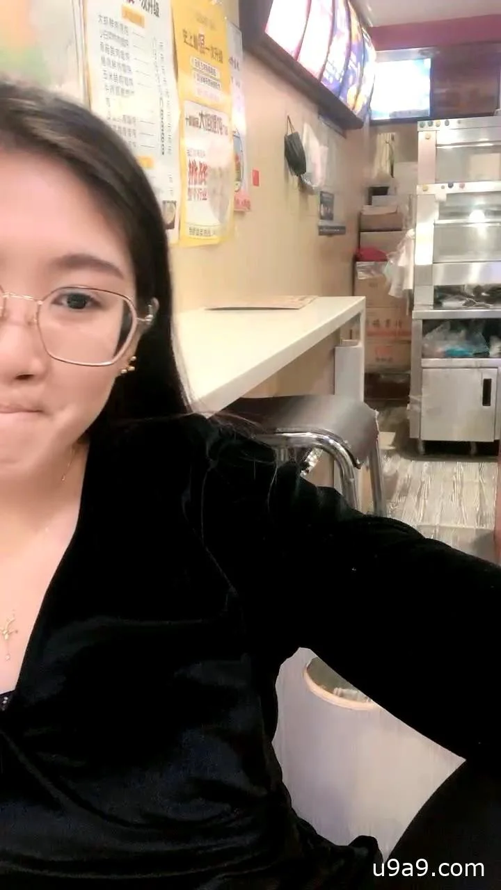 炸鸡店老板娘在店里偷偷播，听狼友指挥跑到厨房漏出骚奶子揉捏好刺激，脱了裤子掰开骚逼给狼友看精彩刺激