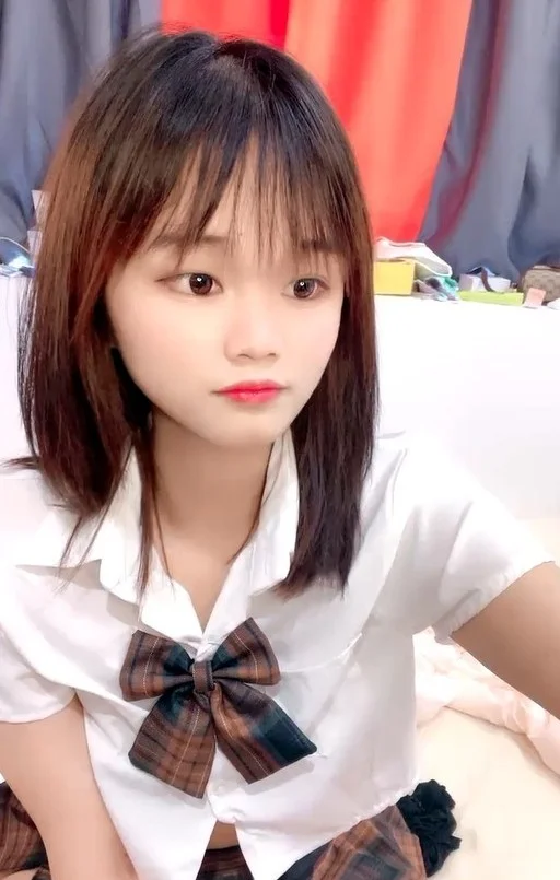 JK装卡哇伊18学生妹 娇小身材 黑丝袜萝莉蹲 双腿夹着假屌骑坐 翘起屁股后入 表情淫荡骚的很