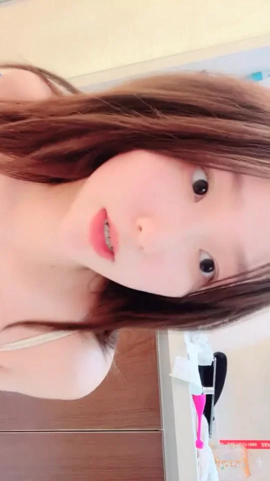 高颜值活力美少女，掏出大奶子揉捏，圆润大肥臀脱下内裤，中指扣入粉穴，跳蛋塞入震动高潮流出白浆