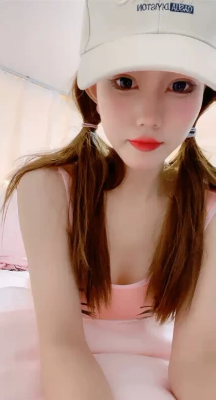 女神 ！女神 ！鸭舌帽美少女 双马尾死库水 坚挺美乳粉嫩 脱光多毛粉穴特写 揉搓手指扣弄
