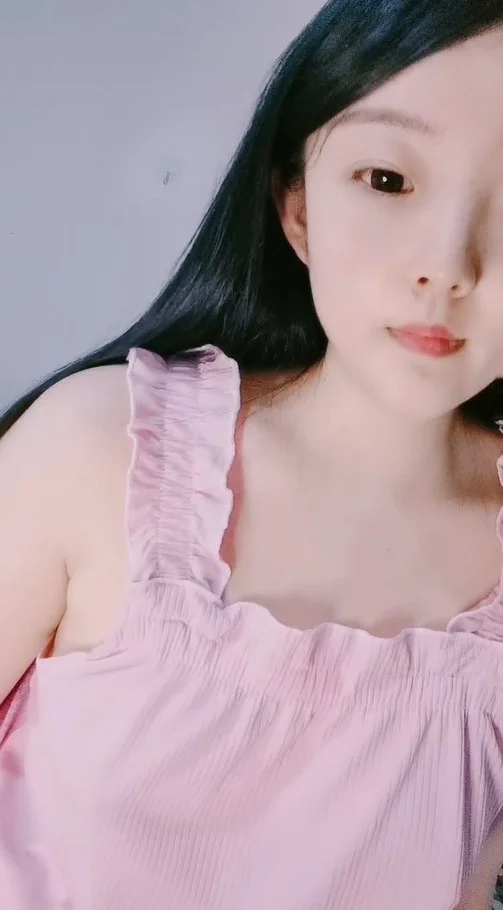 清纯系肉肉美少女！大肥臀一线天美穴 翘起屁股摆弄 拿出黄瓜插穴 一下捅到底 进出快速抽插