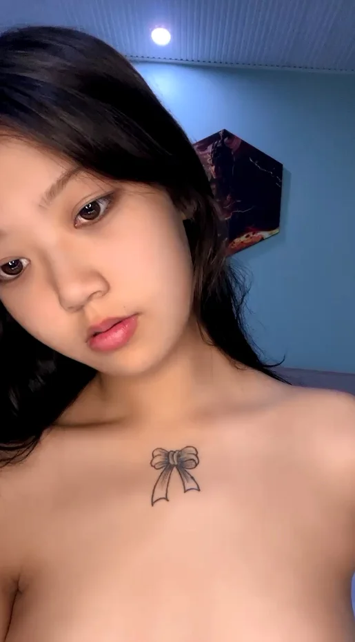 花臂纹身新人小妹，自慰和男友操逼，微毛肥美嫩穴，丝袜撕裆小逼紧致，射的太快不满足