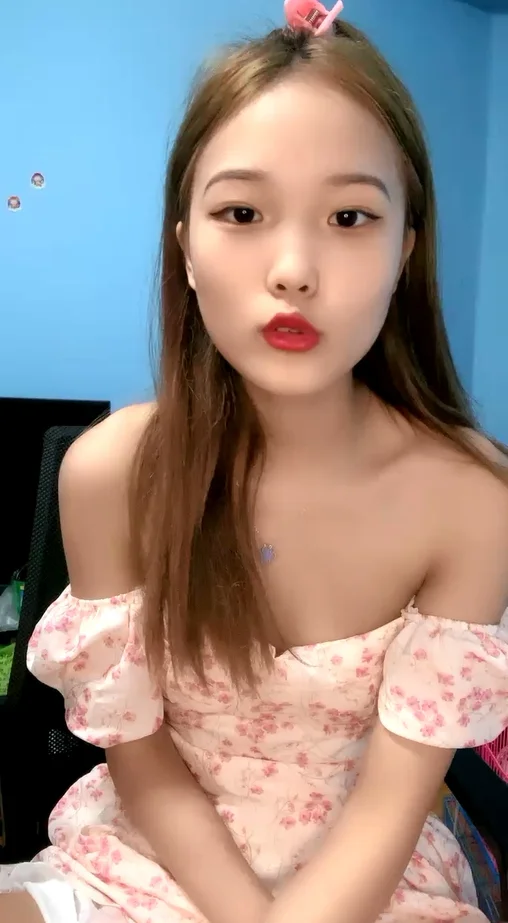 20岁新人小姐姐 ！大红唇甜美活泼 ！脱掉小背心 贫乳小奶子 掰穴特写看洞洞 苗条身材展示