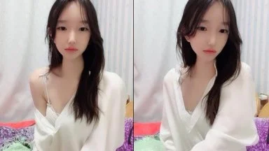 自拍小脸骨架--苏州小悦宝❤️：哥哥操我，啊啊啊~想要 想要。两根小手指插进淫穴不停娇喘！