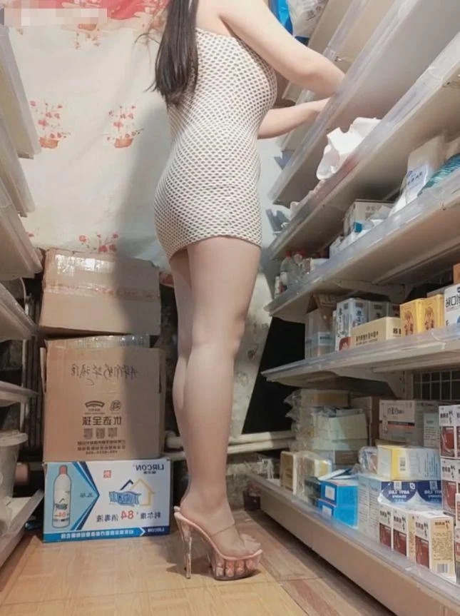 18岁小萝莉特别水嫩，抱着掰逼，半截情趣黑丝，超诱惑 (3)