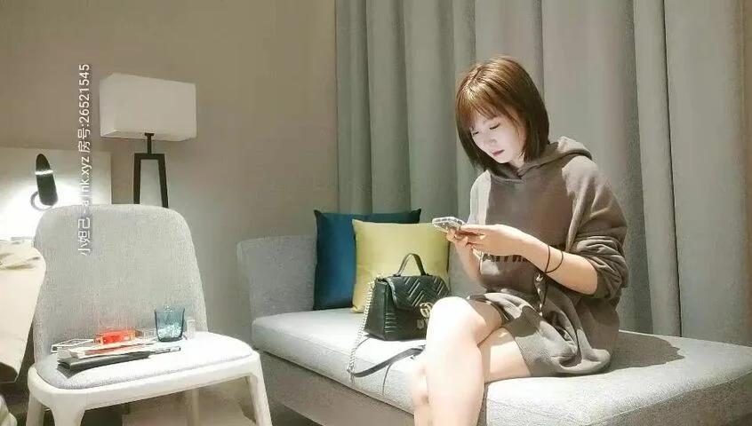 卫衣短发妹子，长相不错笑起来甜美，深喉口交招牌动作抬腿侧入大力猛操