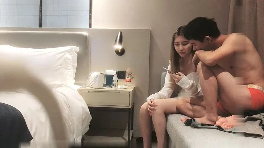 （第二场）高价网约校园女神，大三兼职学生妹，高颜值好身材沙发抠穴鲍鱼清晰可见