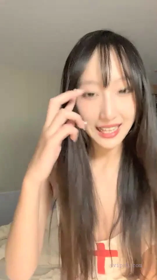 2021.12.11，【泡泡咕】，撸点极高！近期下海最极品青春漂亮女神，偶像明星般9分顶级颜值，炯炯有神的大眼 ，长腿高挑的身材