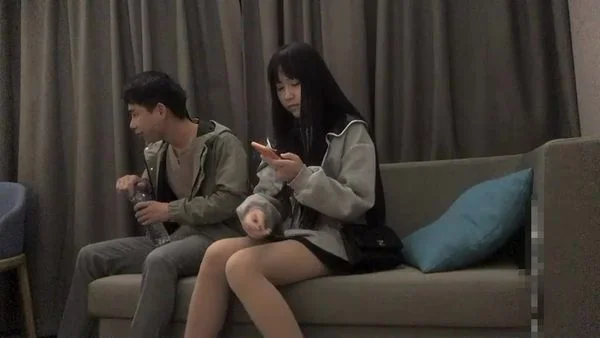 黑裙妹子啪啪，口交床边抽插猛操抬腿快速抽送