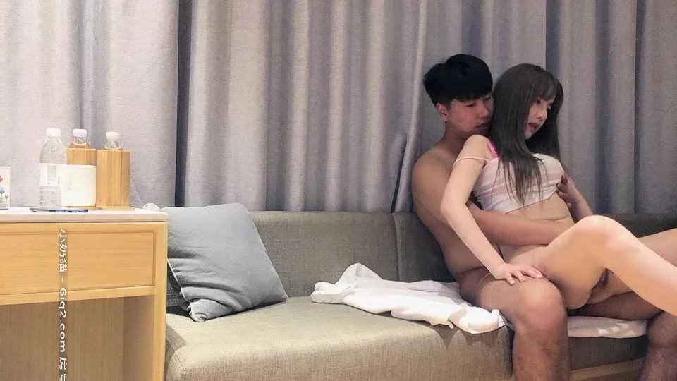 高颜值篮衣妹子啪啪，互摸舔弄调情操再到床上后入猛操