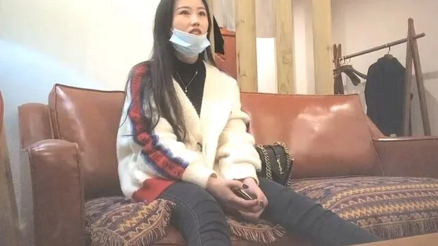 两个嫩妹留一个长相甜美，深喉口交抬腿抹润滑油侧入大力抽插猛操