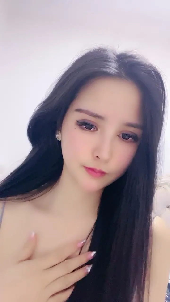网红级爆乳女神下海小尺度诱惑，颜值超棒大奶翘臀，带着项圈跳蛋塞逼，放着自己的小视频，珍珠内裤小穴若隐若现
