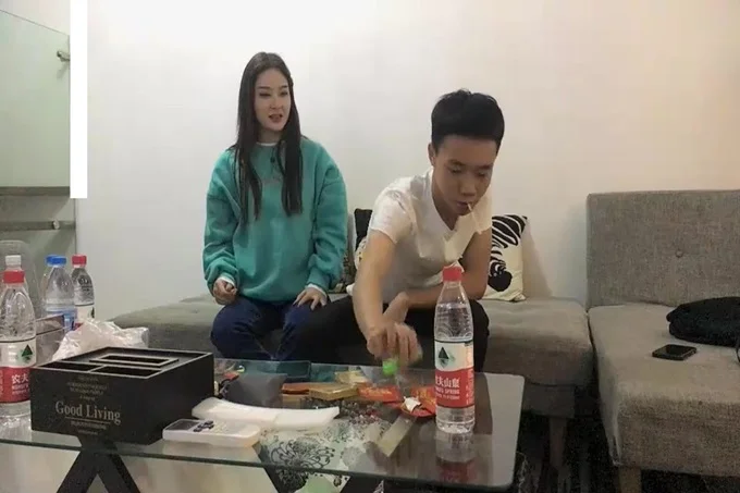绿衣颜值不错妹子啪啪，舌吻摸逼调情在沙发上后入大力抽插猛操