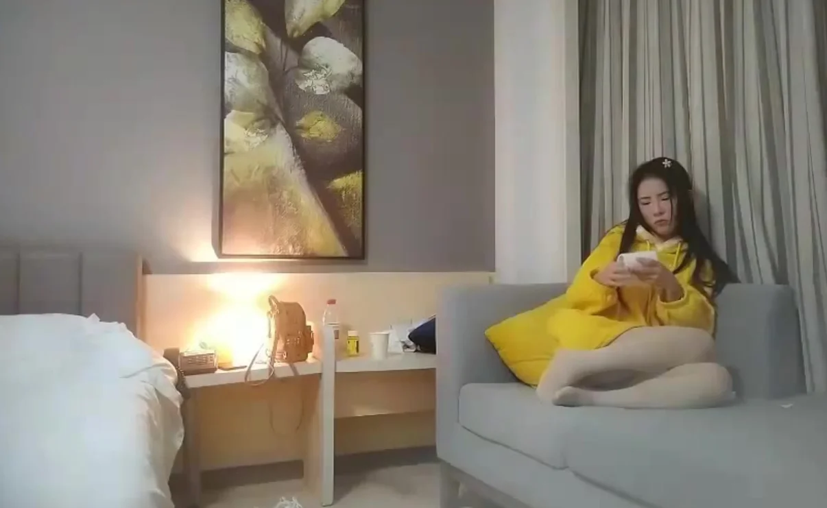 黄色卫衣苗条妹子啪啪，翘起屁股口交后入大力猛操呻吟