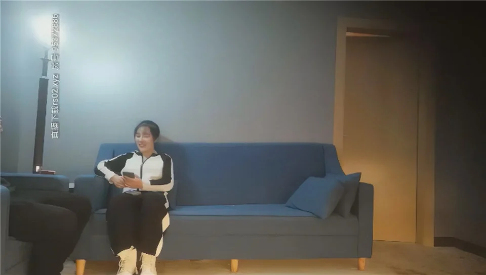 甜美运动装小美女 宝哥看她嫩 居然给她舔逼，乖巧听话配合鸳鸯浴玩得尽兴