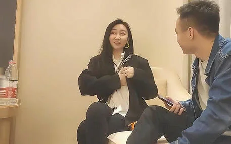 黑帽大耳环长腿妹子啪啪，舔弄摸奶调情特写口交后入抽插猛操