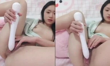 顶点--清纯校园女神，家中下海，晚自习回来悄悄直播赚生活费，小淫穴摸摸就流汁水，掰穴诱惑狼友！